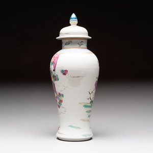 Three Chinese famille rose covered vases, one on a gilt bronze stand, and a covered jar, 19/20th C. — 照片 17