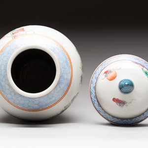 Three Chinese famille rose covered vases, one on a gilt bronze stand, and a covered jar, 19/20th C. — 照片 18