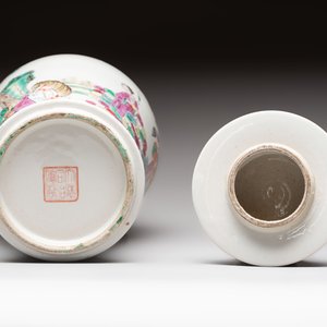 Three Chinese famille rose covered vases, one on a gilt bronze stand, and a covered jar, 19/20th C. — 照片 19