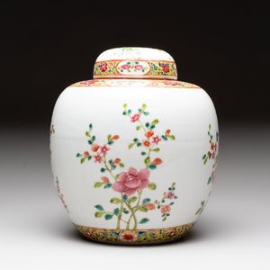 Three Chinese famille rose covered vases, one on a gilt bronze stand, and a covered jar, 19/20th C. — 照片 20