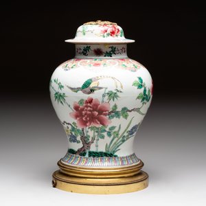 Three Chinese famille rose covered vases, one on a gilt bronze stand, and a covered jar, 19/20th C. — 照片 2