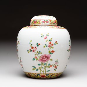 Three Chinese famille rose covered vases, one on a gilt bronze stand, and a covered jar, 19/20th C. — 照片 21
