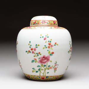 Three Chinese famille rose covered vases, one on a gilt bronze stand, and a covered jar, 19/20th C. — 照片 22