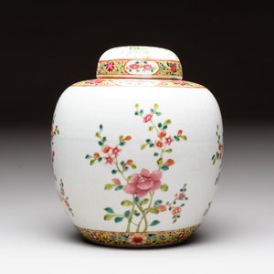 Three Chinese famille rose covered vases, one on a gilt bronze stand, and a covered jar, 19/20th C. — 照片 23