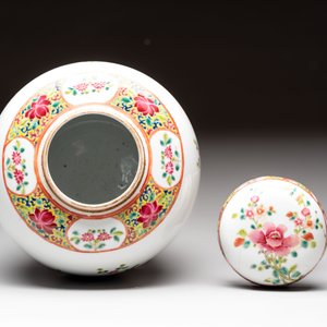 Three Chinese famille rose covered vases, one on a gilt bronze stand, and a covered jar, 19/20th C. — 照片 24