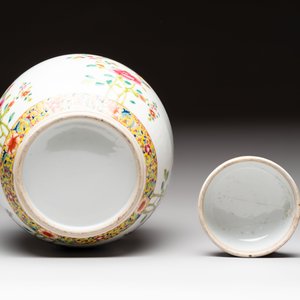 Three Chinese famille rose covered vases, one on a gilt bronze stand, and a covered jar, 19/20th C. — 照片 25