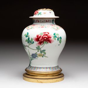 Three Chinese famille rose covered vases, one on a gilt bronze stand, and a covered jar, 19/20th C. — 照片 3