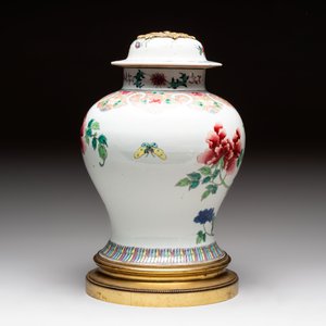 Three Chinese famille rose covered vases, one on a gilt bronze stand, and a covered jar, 19/20th C. — 照片 4