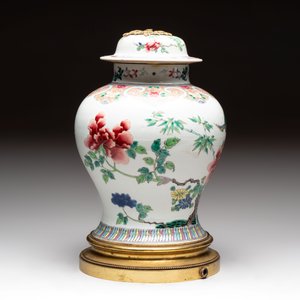Three Chinese famille rose covered vases, one on a gilt bronze stand, and a covered jar, 19/20th C. — 照片 5