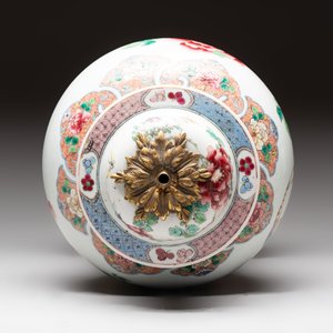 Three Chinese famille rose covered vases, one on a gilt bronze stand, and a covered jar, 19/20th C. — 照片 6
