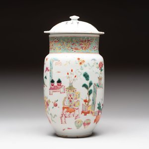 Three Chinese famille rose covered vases, one on a gilt bronze stand, and a covered jar, 19/20th C. — 照片 8