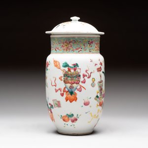 Three Chinese famille rose covered vases, one on a gilt bronze stand, and a covered jar, 19/20th C. — 照片 9