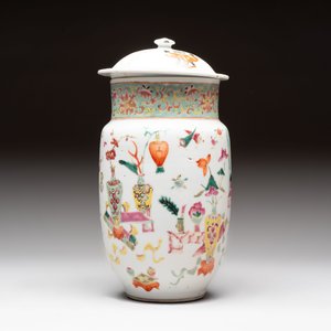 Three Chinese famille rose covered vases, one on a gilt bronze stand, and a covered jar, 19/20th C. — 照片 10