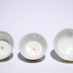 Three Chinese famille rose cups and saucers, one with mandarin design, Yongzheng/Qianlong — photo 8