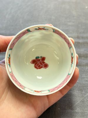 Three Chinese famille rose cups and saucers with a duck among flowering branches, Yongzheng/Qianlong — 照片 11