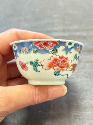 Three Chinese famille rose cups and saucers with a duck among flowering branches, Yongzheng/Qianlong — 照片 13