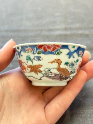 Three Chinese famille rose cups and saucers with a duck among flowering branches, Yongzheng/Qianlong — 照片 14