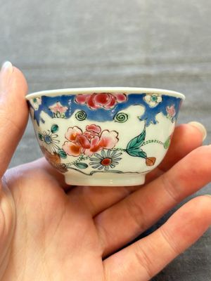 Three Chinese famille rose cups and saucers with a duck among flowering branches, Yongzheng/Qianlong — 照片 15