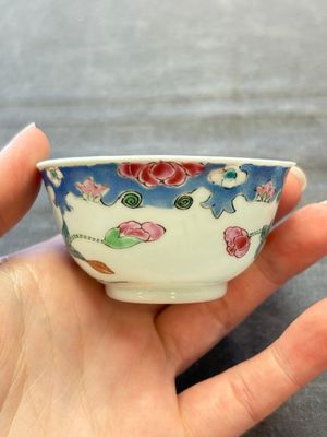 Three Chinese famille rose cups and saucers with a duck among flowering branches, Yongzheng/Qianlong — 照片 16