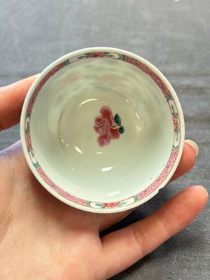 Three Chinese famille rose cups and saucers with a duck among flowering branches, Yongzheng/Qianlong — 照片 17