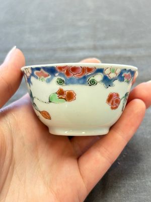 Three Chinese famille rose cups and saucers with a duck among flowering branches, Yongzheng/Qianlong — 照片 19