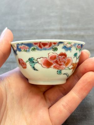 Three Chinese famille rose cups and saucers with a duck among flowering branches, Yongzheng/Qianlong — 照片 20