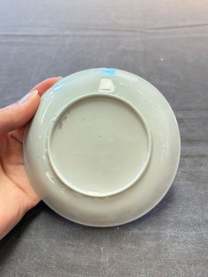 Three Chinese famille rose cups and saucers with a duck among flowering branches, Yongzheng/Qianlong — 照片 2