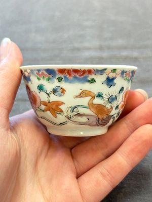 Three Chinese famille rose cups and saucers with a duck among flowering branches, Yongzheng/Qianlong — 照片 21