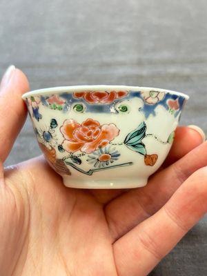 Three Chinese famille rose cups and saucers with a duck among flowering branches, Yongzheng/Qianlong — 照片 22