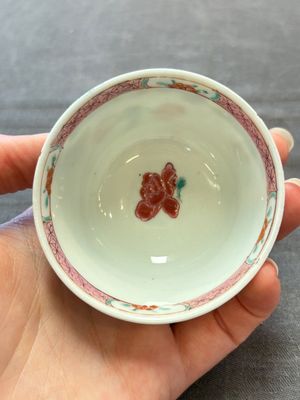 Three Chinese famille rose cups and saucers with a duck among flowering branches, Yongzheng/Qianlong — 照片 23