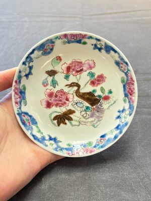 Three Chinese famille rose cups and saucers with a duck among flowering branches, Yongzheng/Qianlong — 照片 3