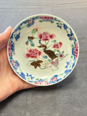 Three Chinese famille rose cups and saucers with a duck among flowering branches, Yongzheng/Qianlong — 照片 5