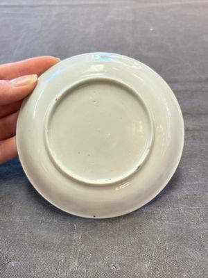 Three Chinese famille rose cups and saucers with a duck among flowering branches, Yongzheng/Qianlong — 照片 6