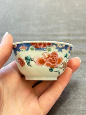 Three Chinese famille rose cups and saucers with a duck among flowering branches, Yongzheng/Qianlong — 照片 7