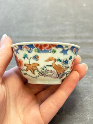 Three Chinese famille rose cups and saucers with a duck among flowering branches, Yongzheng/Qianlong — 照片 8