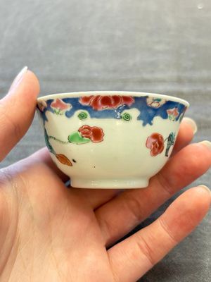 Three Chinese famille rose cups and saucers with a duck among flowering branches, Yongzheng/Qianlong — 照片 10