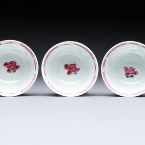 Three Chinese famille rose cups and saucers with a duck among flowering branches, Yongzheng/Qianlong — 照片 8