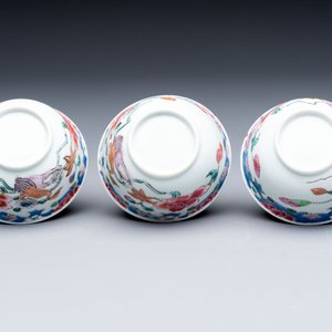 Three Chinese famille rose cups and saucers with a duck among flowering branches, Yongzheng/Qianlong — 照片 9
