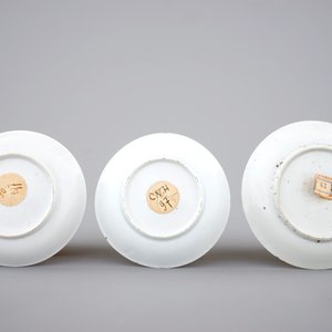 Three Chinese famille rose cups and saucers, Yongzheng and Qianlong, 18th C. — photo 3