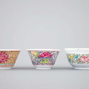 Three Chinese famille rose cups and saucers, Yongzheng and Qianlong, 18th C. — photo 4