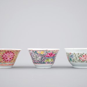 Three Chinese famille rose cups and saucers, Yongzheng and Qianlong, 18th C. — photo 5