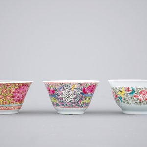 Three Chinese famille rose cups and saucers, Yongzheng and Qianlong, 18th C. — photo 6