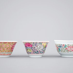 Three Chinese famille rose cups and saucers, Yongzheng and Qianlong, 18th C. — photo 7