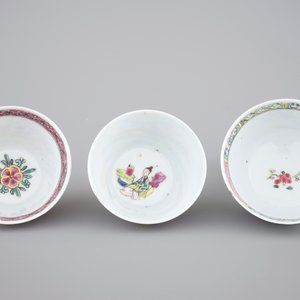 Three Chinese famille rose cups and saucers, Yongzheng and Qianlong, 18th C. — photo 8