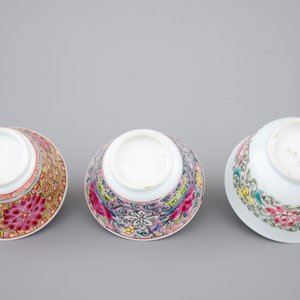 Three Chinese famille rose cups and saucers, Yongzheng and Qianlong, 18th C. — photo 9