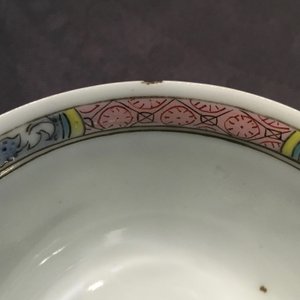 Three Chinese famille rose cups and saucers, Yongzheng and Qianlong, 18th C. — photo 10