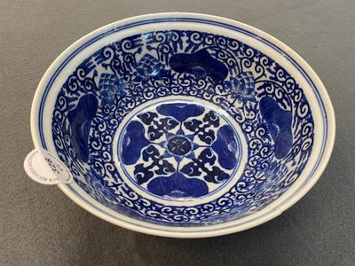 Three Chinese famille rose dishes and two bowls, Qianlong and later — photo 1