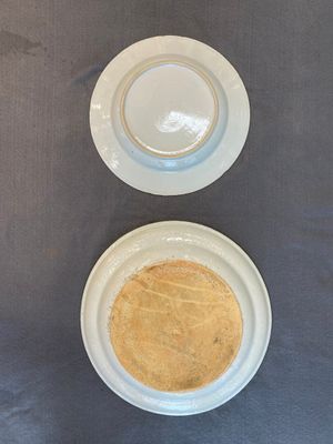 Three Chinese famille rose dishes and two bowls, Qianlong and later — photo 14