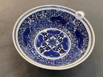 Three Chinese famille rose dishes and two bowls, Qianlong and later — photo 2