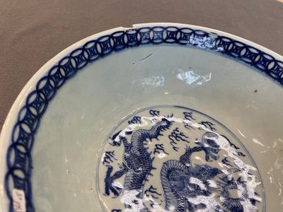 Three Chinese famille rose dishes and two bowls, Qianlong and later — photo 7